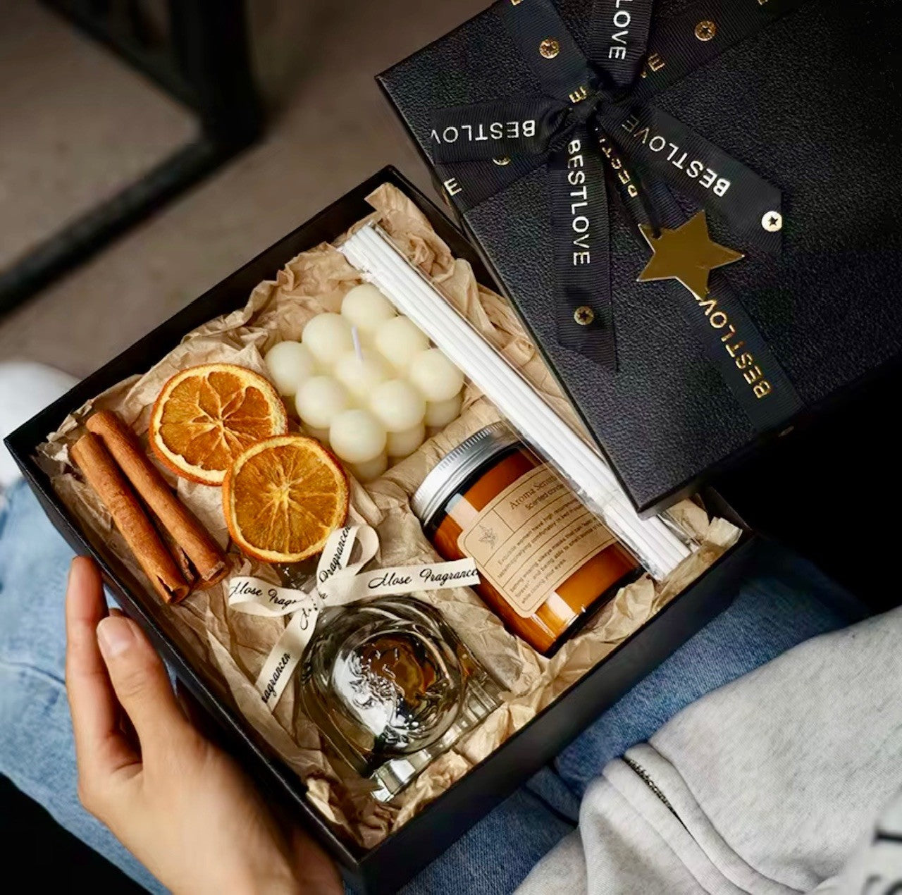 Boîte aromatique avec huile lime, basilic et citron. Chandelle odeur de poire anglaise et freesia.